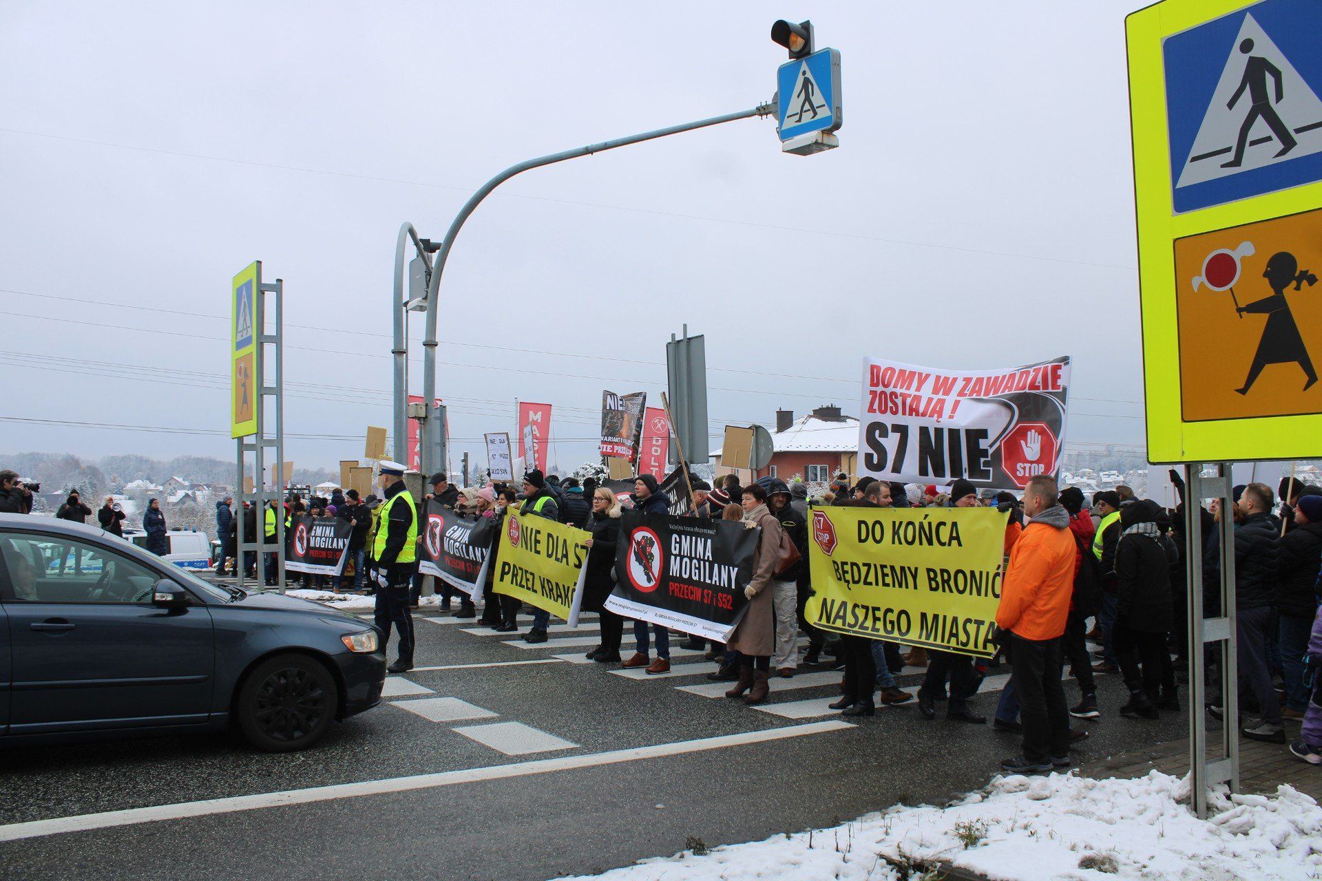 Protesty przeciwko proponowanym wariantom drogi ekspresowej S7