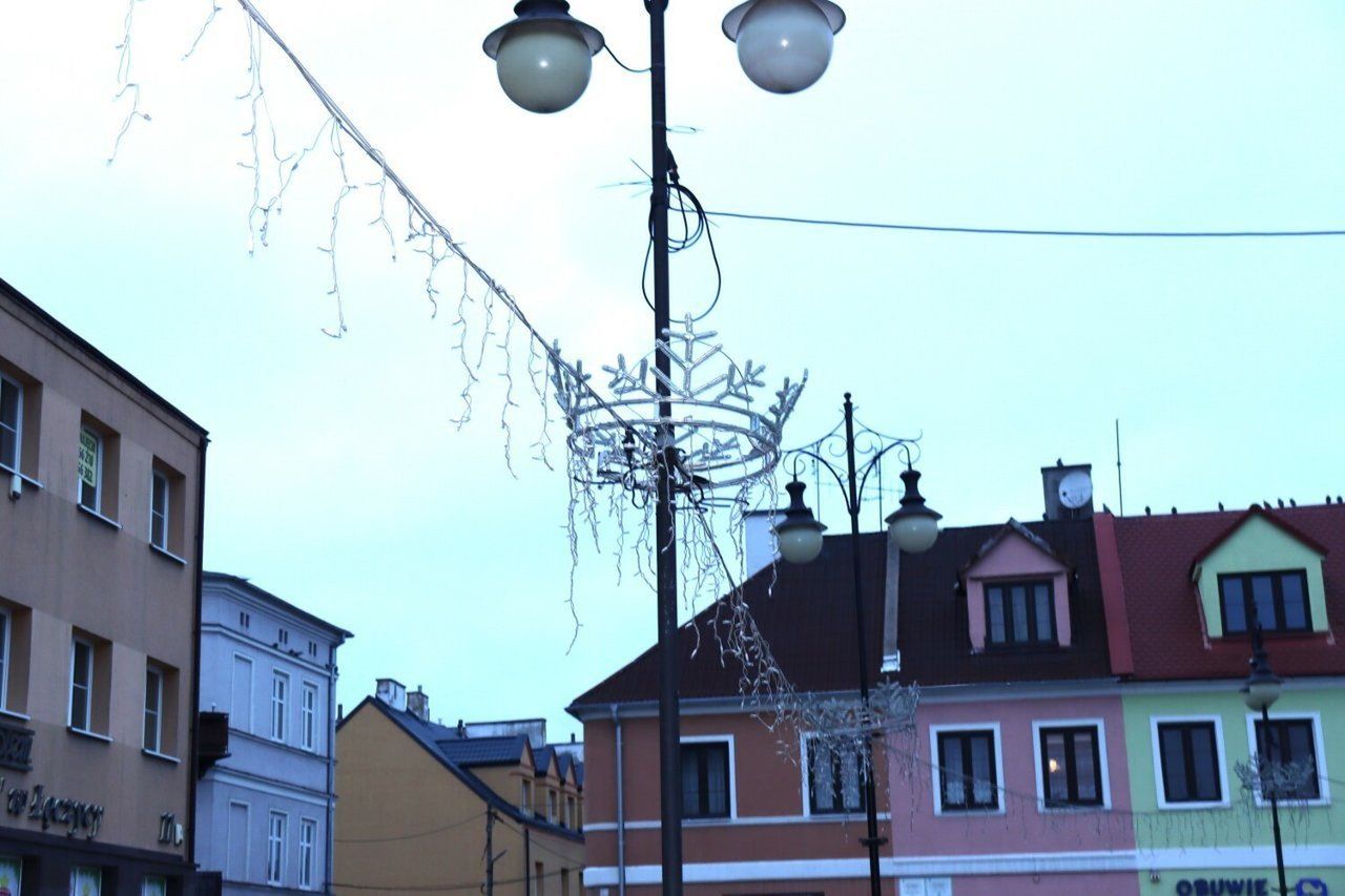 Świąteczne iluminacje pojawiły się na Placu Tadeusza Kościuszki w Łęczycy