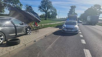 Groźny wypadek w Kiełpinach. Auto wbiło się w wiatę przystankową