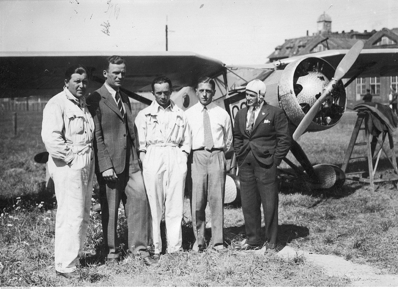 Polska ekipa podczas Challenge 1932 na tle RWD-6