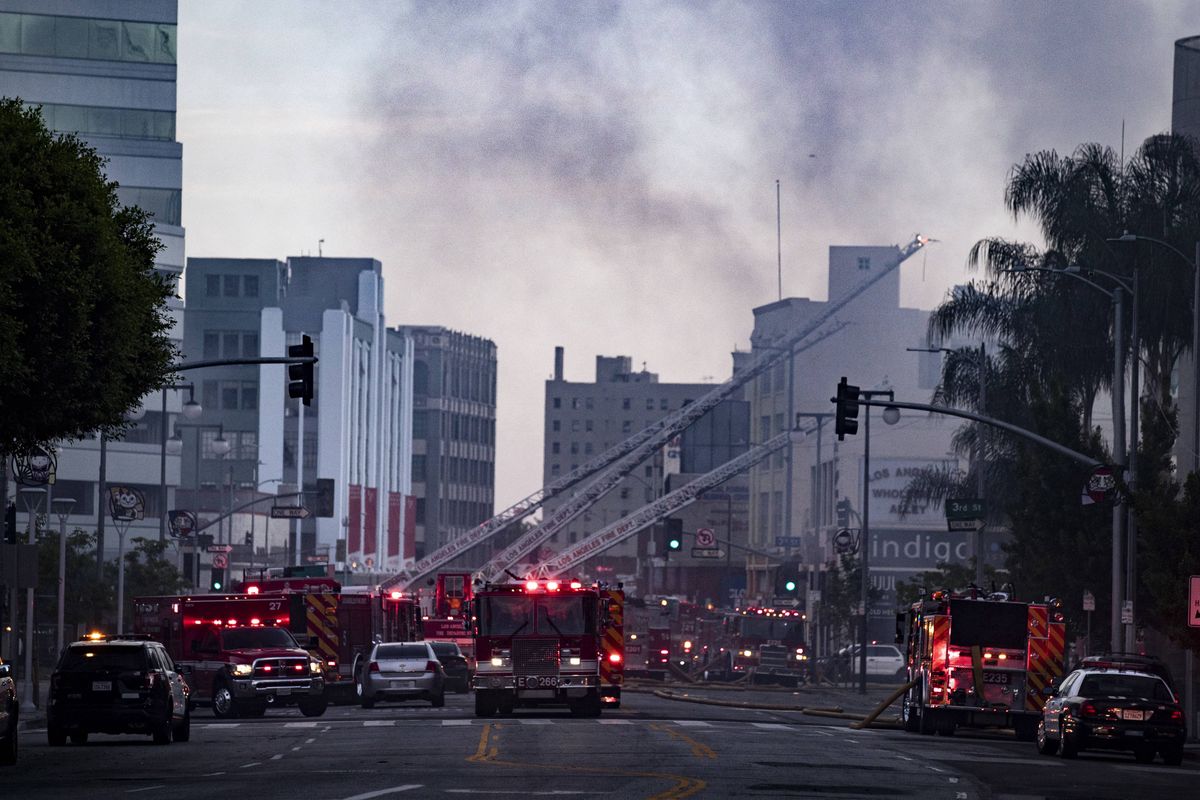 Wybuch w centrum Los Angeles. Ranni strażacy