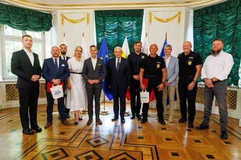 Białystok: Prezydent docenił bohaterską postawę urzędników, strażników miejskich i studenta. Wykazali się empatią i pomogli człowiekowi w potrzebie