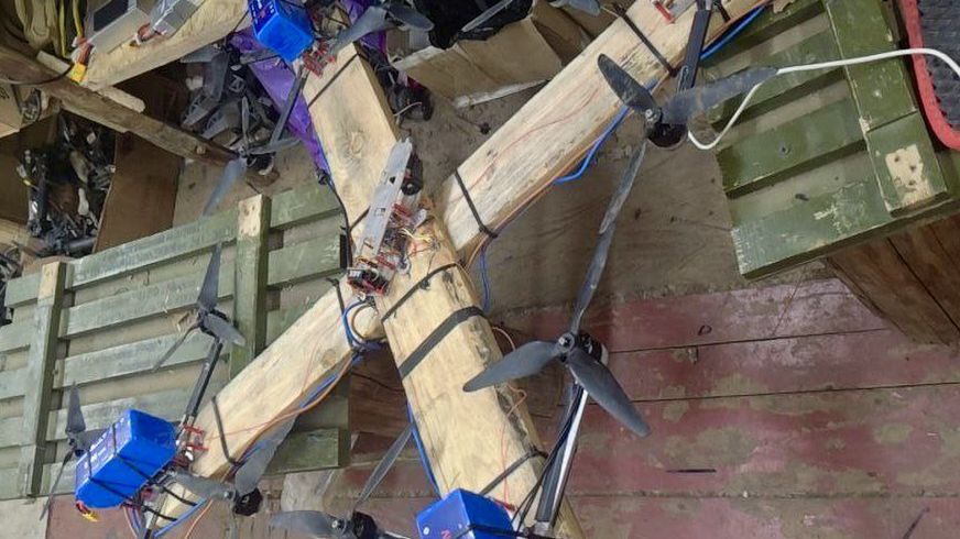 Rosyjski dron zbudowany z desek.