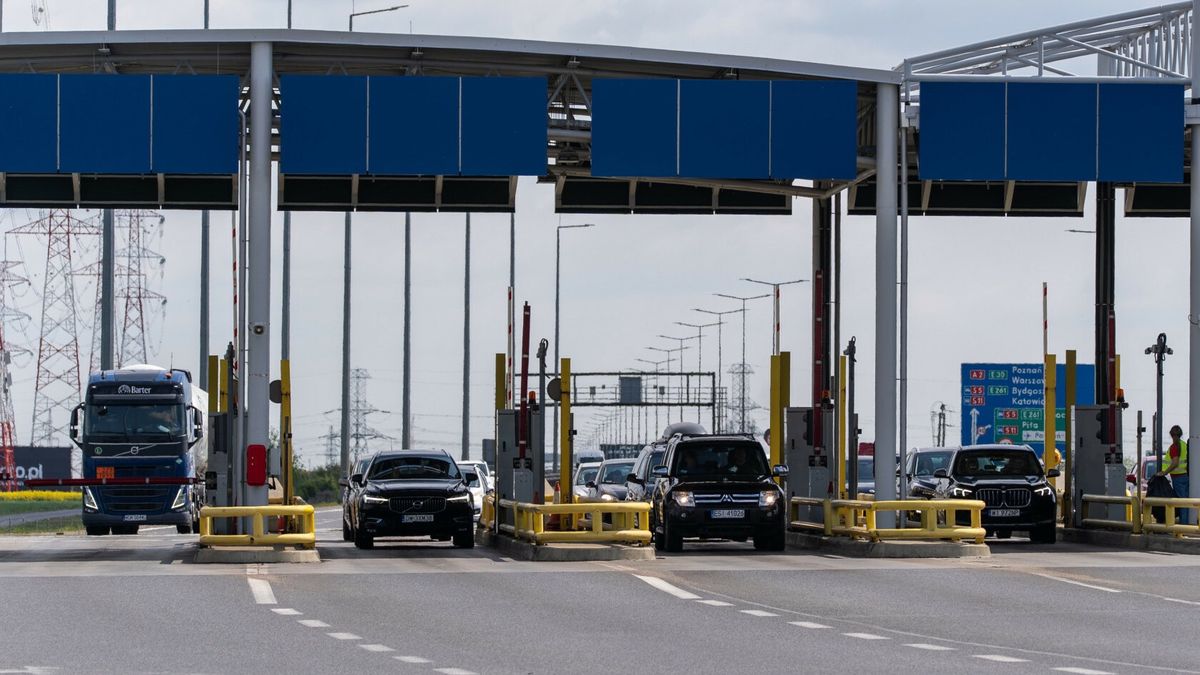 Majówka 2025
Fot. NewsLubuski/East News, 01.05.2025, spory ruch na autostradzie A2 w zwiazku z majowkowymi wyjazdami. Na bramkach ruch jest spowolniony. N/z punkt poboru oplat
NewsLubuski
