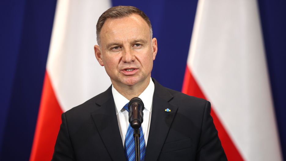 Krościenko nad Dunajcem, 06.08.2023. Prezydent Andrzej Duda podczas uroczystości odznaczenia pośmiertnie Orderem Orła Białego założyciela Ruchu Światło-Życie ks. Franciszka Blachnickiego, 6 bm. w miejscowości Krościenko nad Dunajcem. (sko) PAP/Łukasz Gągulski