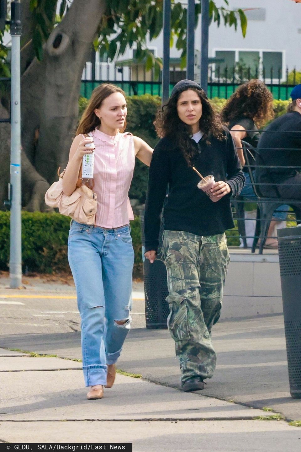 Lily-Rose Depp na spacerze z dziewczyną