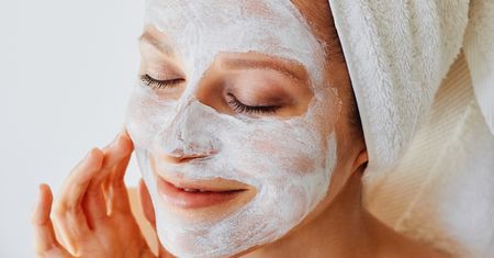 Peelingi do skóry w każdym wieku. Jak je stosować, żeby przywrócić cerze piękny wygląd?