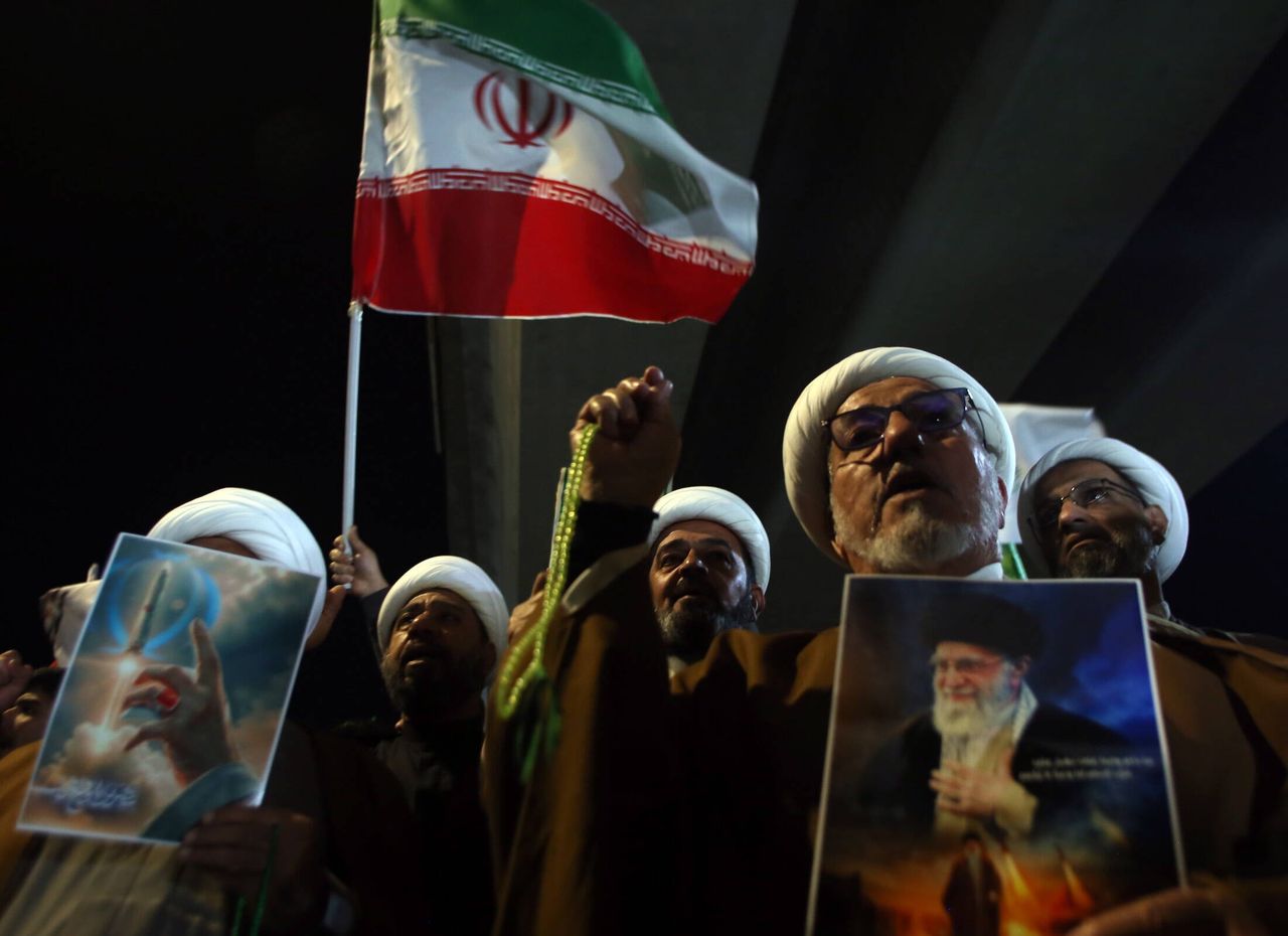 Media: Reżim obawia się buntu po śmierci Chameneiego. Chce następcy