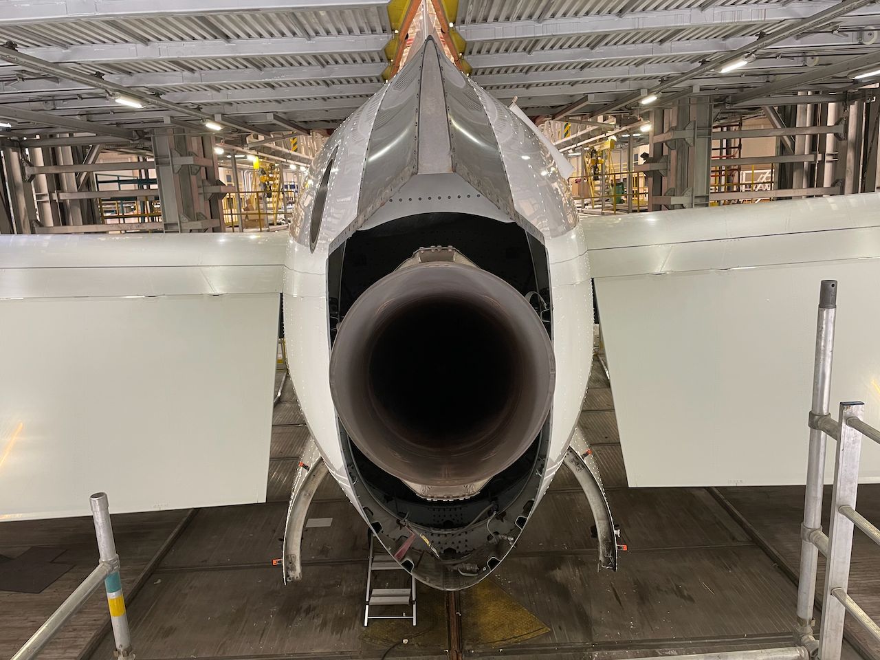 Na Airbusa A380 można tu też spojrzeć "od tyłu" - od strony APU, czyli dodatkowego silnika samolotu na płycie i do uruchamiania silników głównych