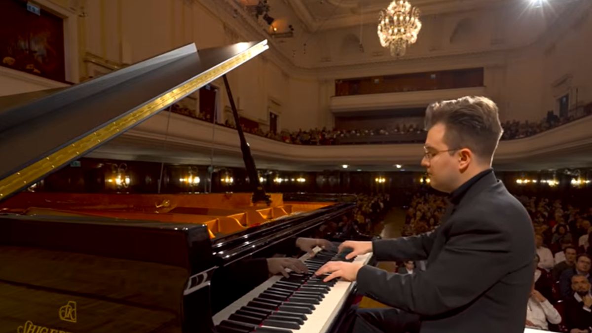 Polak wybrał grę na fortepianie Shigeru Kawai.