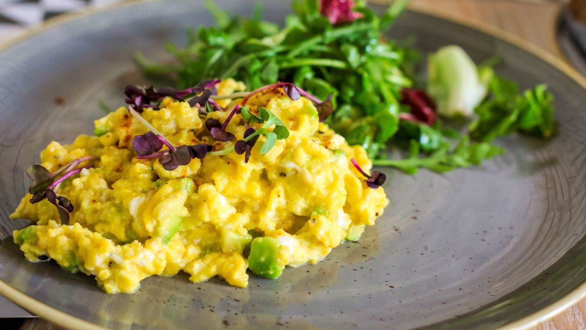 Do jajecznicy na patelni wrzucam kawałki dojrzałego awokado