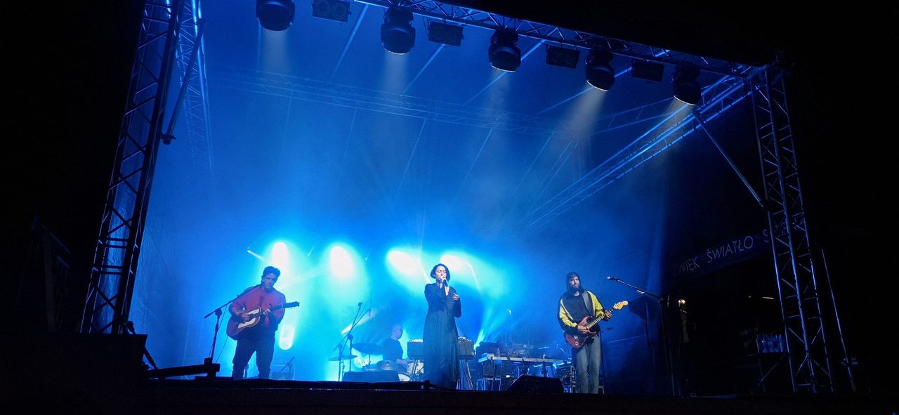 Damnica: Muzyczna magia. Natalia Przybysz oczarowała publiczność mimo deszczu