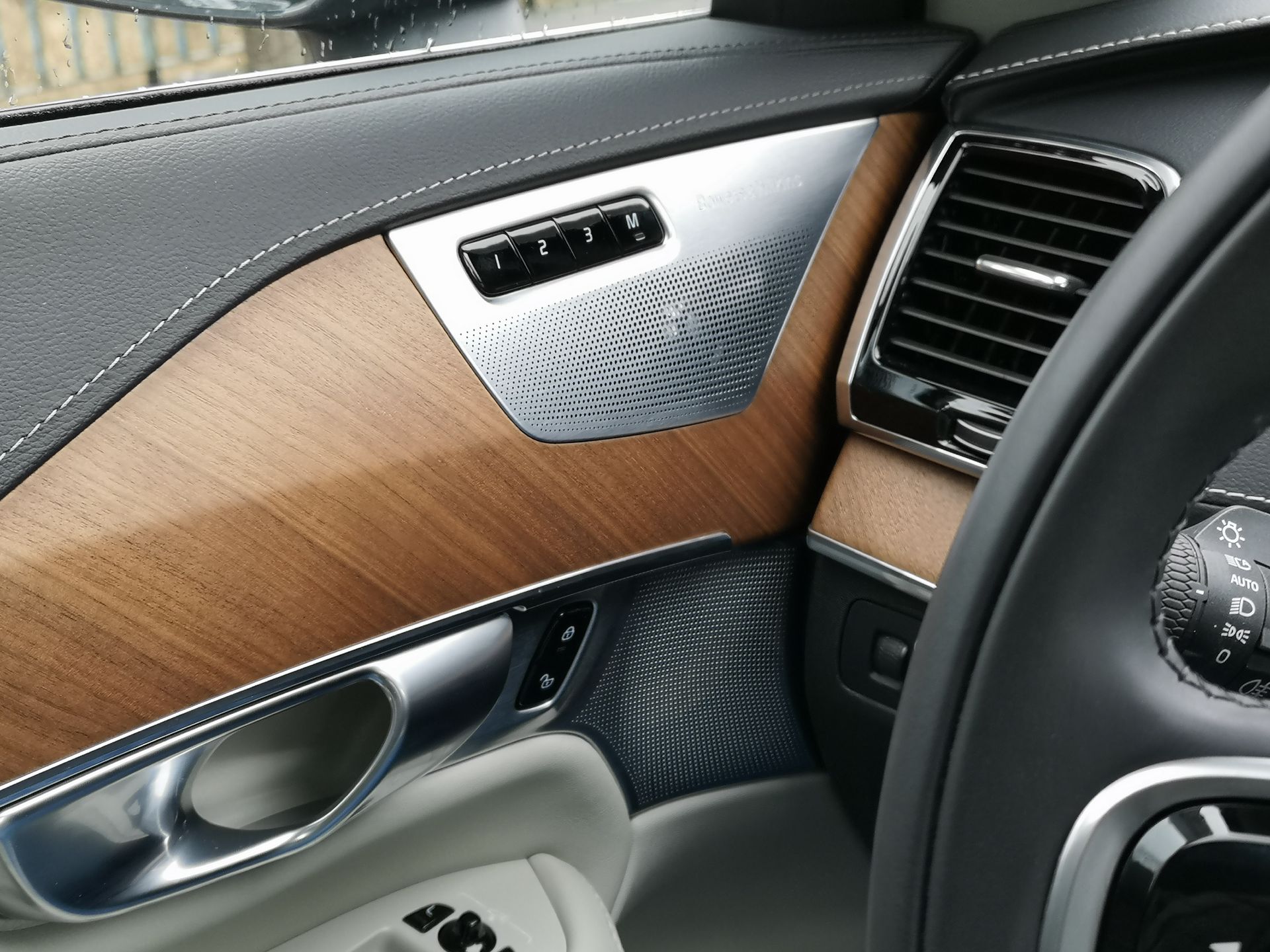Volvo XC90: Volvo Sensus, audio Bowers & Wilkins i systemy bezpieczeństwa 16
