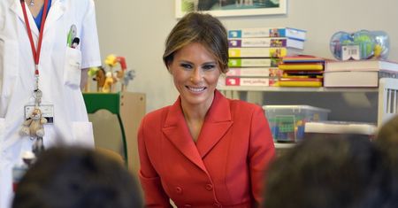 Melania Trump czyta "Małego Księcia" dzieciom w paryskim szpitalu (ZDJĘCIA)
