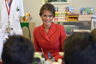 Melania Trump czyta "Małego Księcia" dzieciom w paryskim szpitalu (ZDJĘCIA)