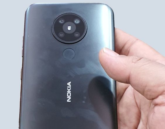 Nokia 5.2 pozuje na zdjęciach. Spodoba się perfekcjonistom