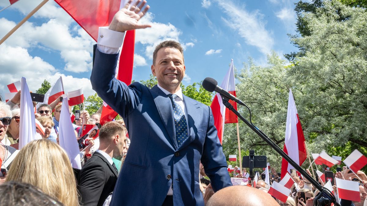 Ciechocinek, 24.05.2025. Wybory prezydenta RP - kampania przed II turą. Kandydat KO w wyborach prezydenckich, prezydent Warszawy Rafał Trzaskowski (C) na spotkaniu z seniorami przy fontannie "Grzybek" w Ciechocinku, 24 bm. (tż/amb) PAP/Tytus Żmijewski