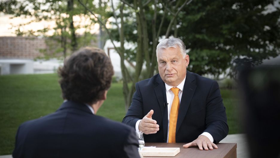 A handout photo made available by the Hungarian PM's Press Office, Hungarian Prime Minister Viktor Orban gives an interview to U.S. political commentator and media personality Tucker Carlson in the government headquarters in Budapest, Hungary, 21 August 2023 (issued 30 August 2023). The interview became public on 30 August on Carlson's X social media account. EPA/Vivien Cher Benko / Hungarian PM's Press Office / HANDOUT HANDOUT EDITORIAL USE ONLY/NO SALES Dostawca: PAP/EPA.