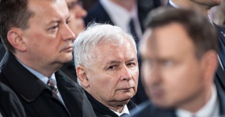 Przeczekać strajk kobiet i poskładać klub PiS. Jarosław Kaczyński walczy o większość