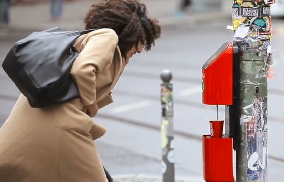 Nescafé z niestandardową kampanią na przejściach dla pieszych (wideo)