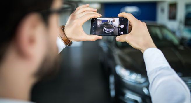 Najeżdżasz kamerką na auto, aby je chronić. Innowacyjne rozwiązanie w ubezpieczeniu to duże ułatwienie dla kierowców