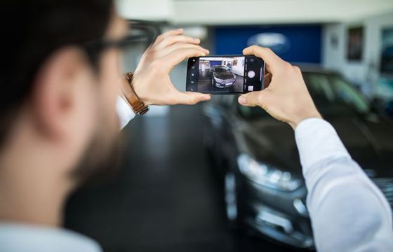 Najeżdżasz kamerką na auto, aby je chronić. Innowacyjne rozwiązanie w ubezpieczeniu to duże ułatwienie dla kierowców