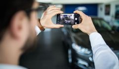 Najeżdżasz kamerką na auto, aby je chronić. Innowacyjne rozwiązanie w ubezpieczeniu to duże ułatwienie dla kierowców