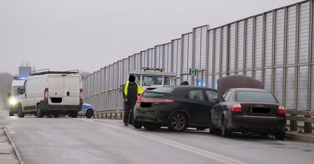 Wypadek i trzy kolizje na wiadukcie nad obwodnicą Lublina. Droga nadal jest zablokowana [ZDJĘCIA]