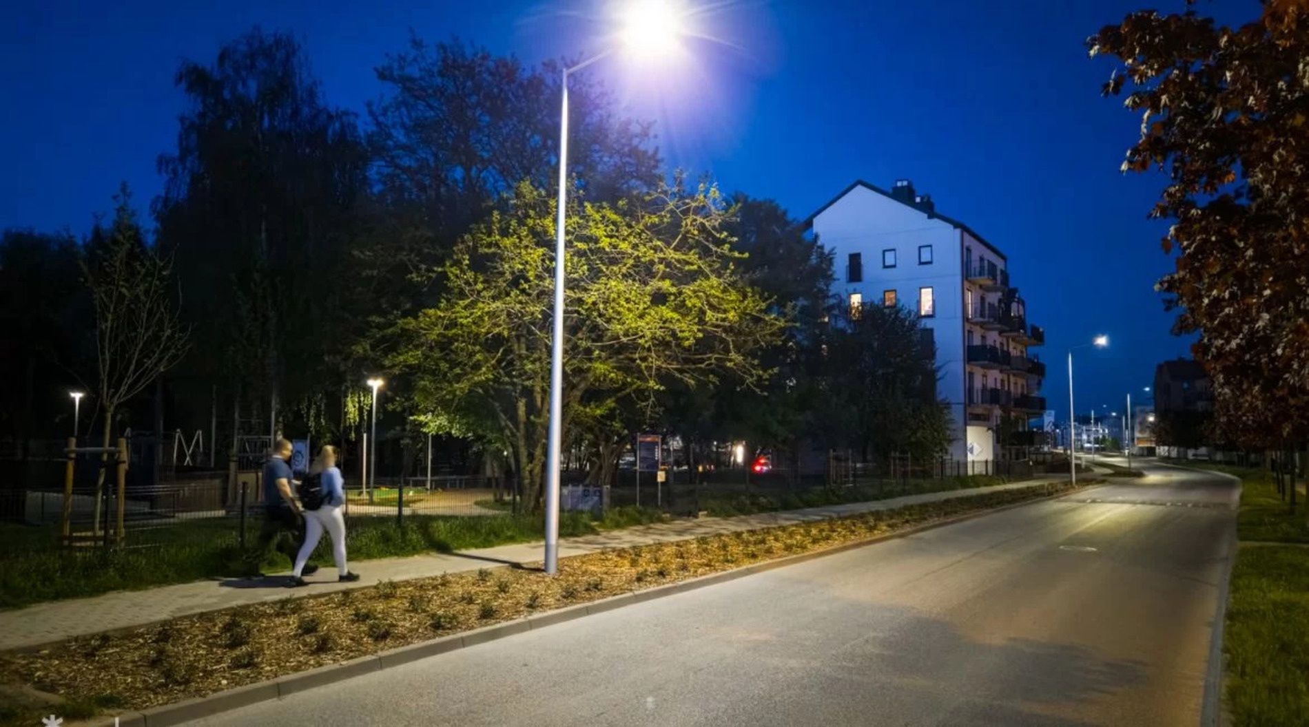 Poznań. Nowe oświetlenie i zieleń poprawiają bezpieczeństwo i estetykę na Naramowicach