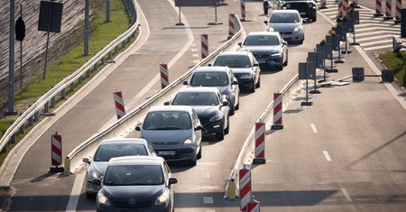 Uprzejmie (nie) donoszę. Kiedy przepisy pozbawiają kierowców prawa do obrony? Zapytałem o to eksperta