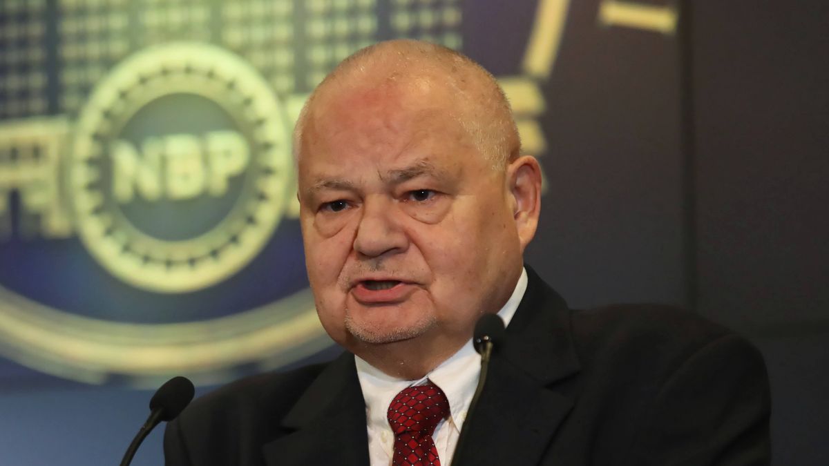 Adam Glapiński przez ponad godzinę opowiadał o tym, że inflacja jest pod kontrolą - tuż po tym, jak podniósł stopy procentowe, co ma pomóc w walce z inflacją 