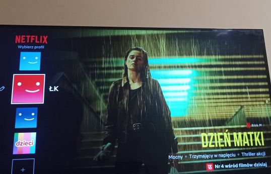 Jak udostępnić Netflix rodzinie lub znajomym? Zaproszenia tylko dla dorosłych