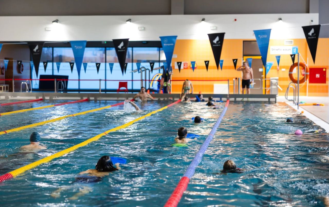 Poranny start o 6:00 i wspólny karnet. Miejskie baseny grają do jednej bramki
