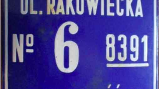 Warszawa. Przedwojenna tabliczka z numeracją budynków i rejonizacją policyjną może wrócić po latach na miejsce, skąd zdjęto ją zapewne podczas powojennego remontu