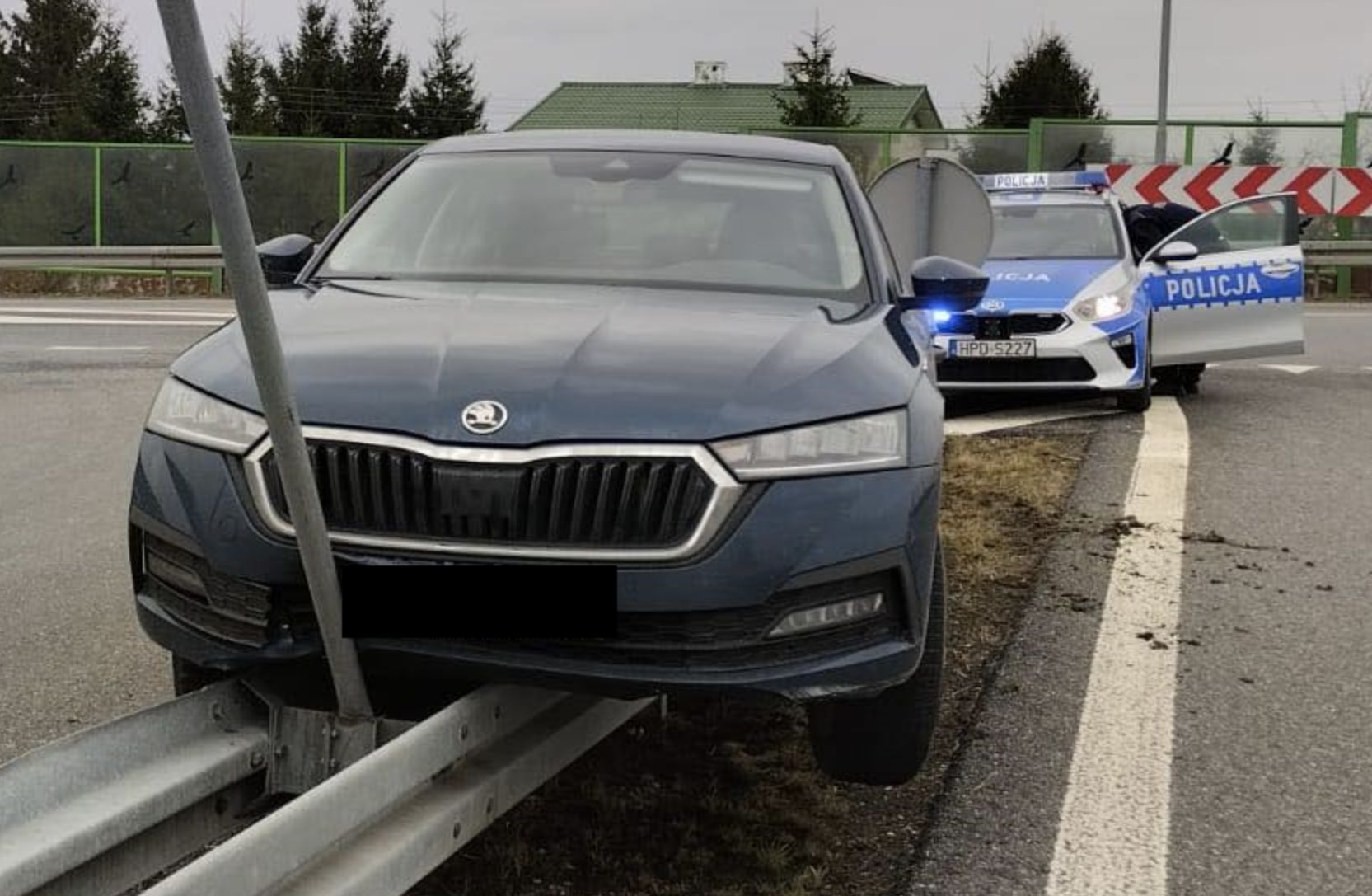 Auto zawisło na barierkach