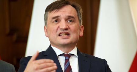 Ziobro wstawił się za kredytobiorcą. Oskarża bank i sąd
