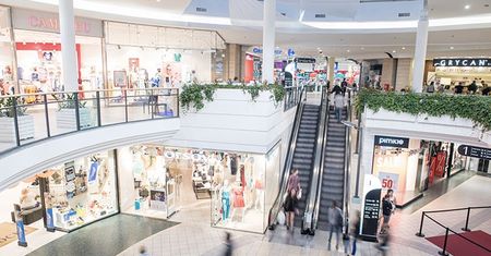 Warszawa. Wykończony "zakupami". Leżał na podłodze galerii handlowej