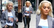 Tolerancyjna Rita Ora przemierza Nowy Jork w t-shircie z całującymi się mężczyznami