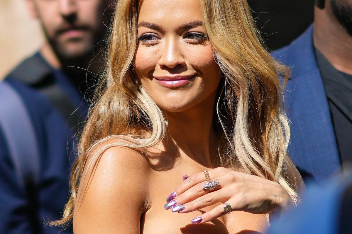 Rita Ora postawiła na mocno wykrojone spodnie