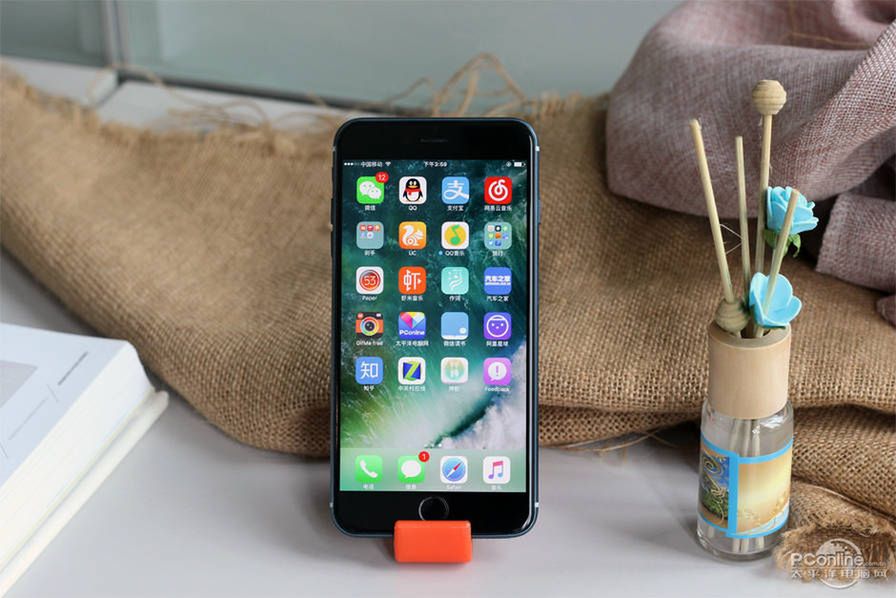 Niebieski iPhone 6SE/7 wygląda prześlicznie 7