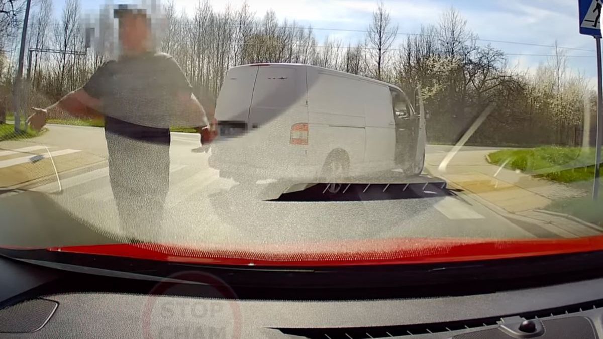 Kierowca wyskoczył z Volkswagena. Zobacz, co zrobił potem 