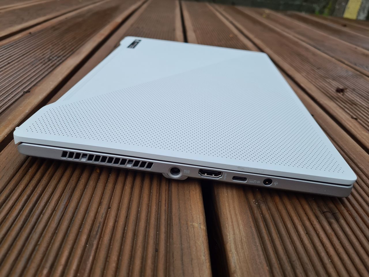Ładowanie umożliwiają zarówno USB-C, jak i klasyczne DC-in