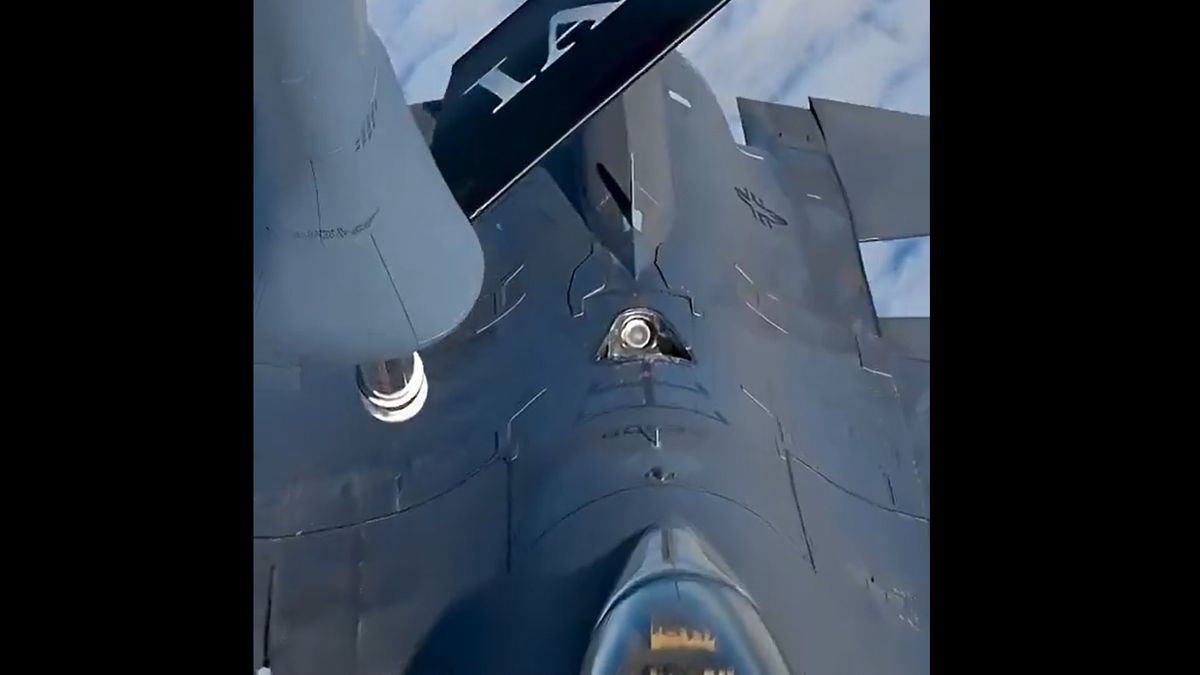 Tankowanie samolotu F-16 za pomocą boom-a.