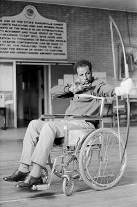 Abebe Bikila po wypadku samochodowym.