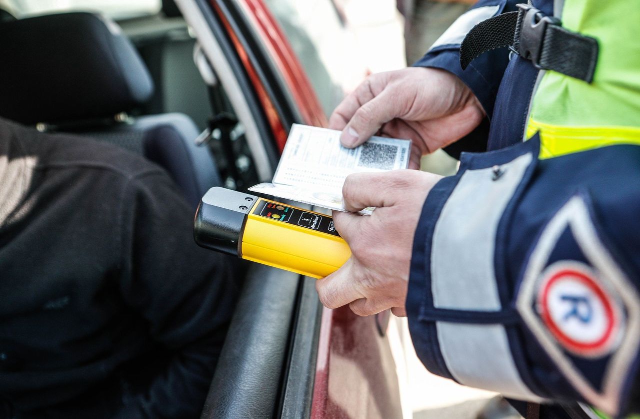 Śrem: Policjanci podsumowali długi sierpniowy weekend. Wpadło dwóch pijanych kierowców. Jeden z nich doprowadził do zderzenia z ciężarówką