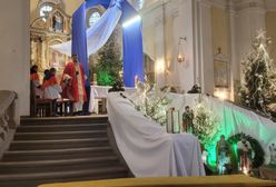 Ksiądz nagle zasłonił się na mszy. Wierni wybuchli śmiechem