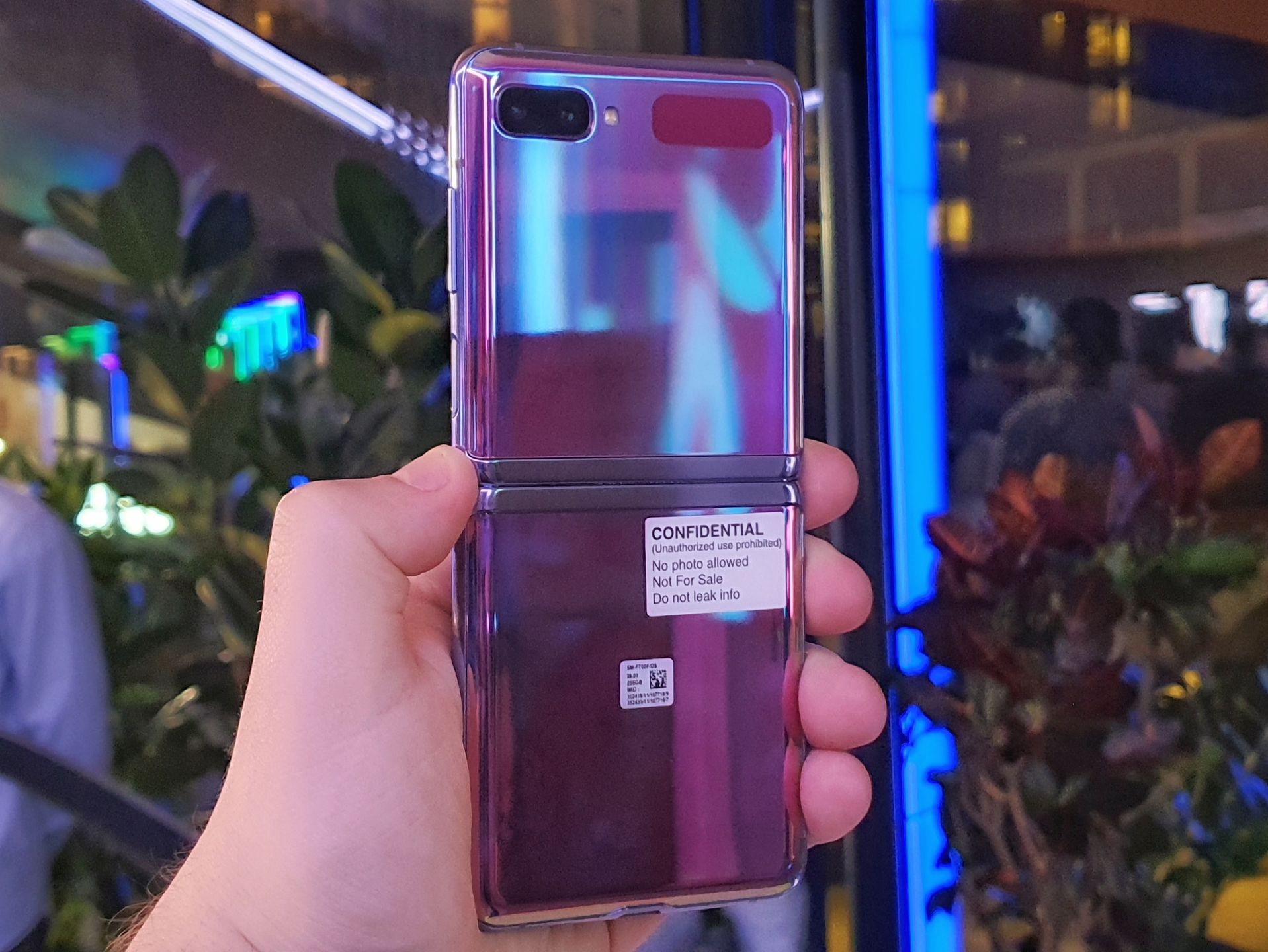 Samsung Galaxy Z Flip udaje zwykły smartfon skuteczniej niż Motorola razr. Tak, to ogromna zaleta 7