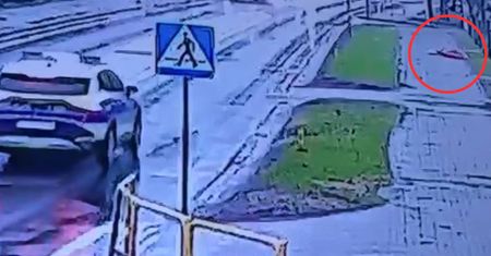 Zakrwawiona kobieta leżała na chodniku. Dramatyczny moment w Piszu