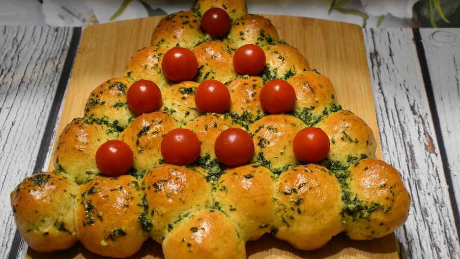 Świąteczny odrywany chlebek z mozzarellą. Miękki i pulchny