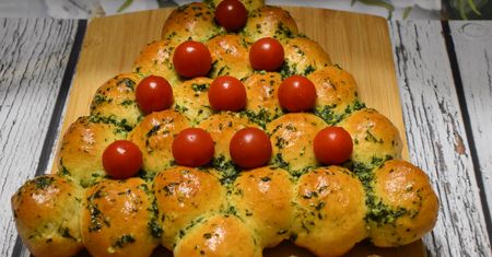 Świąteczny odrywany chlebek z mozzarellą. Miękki i pulchny